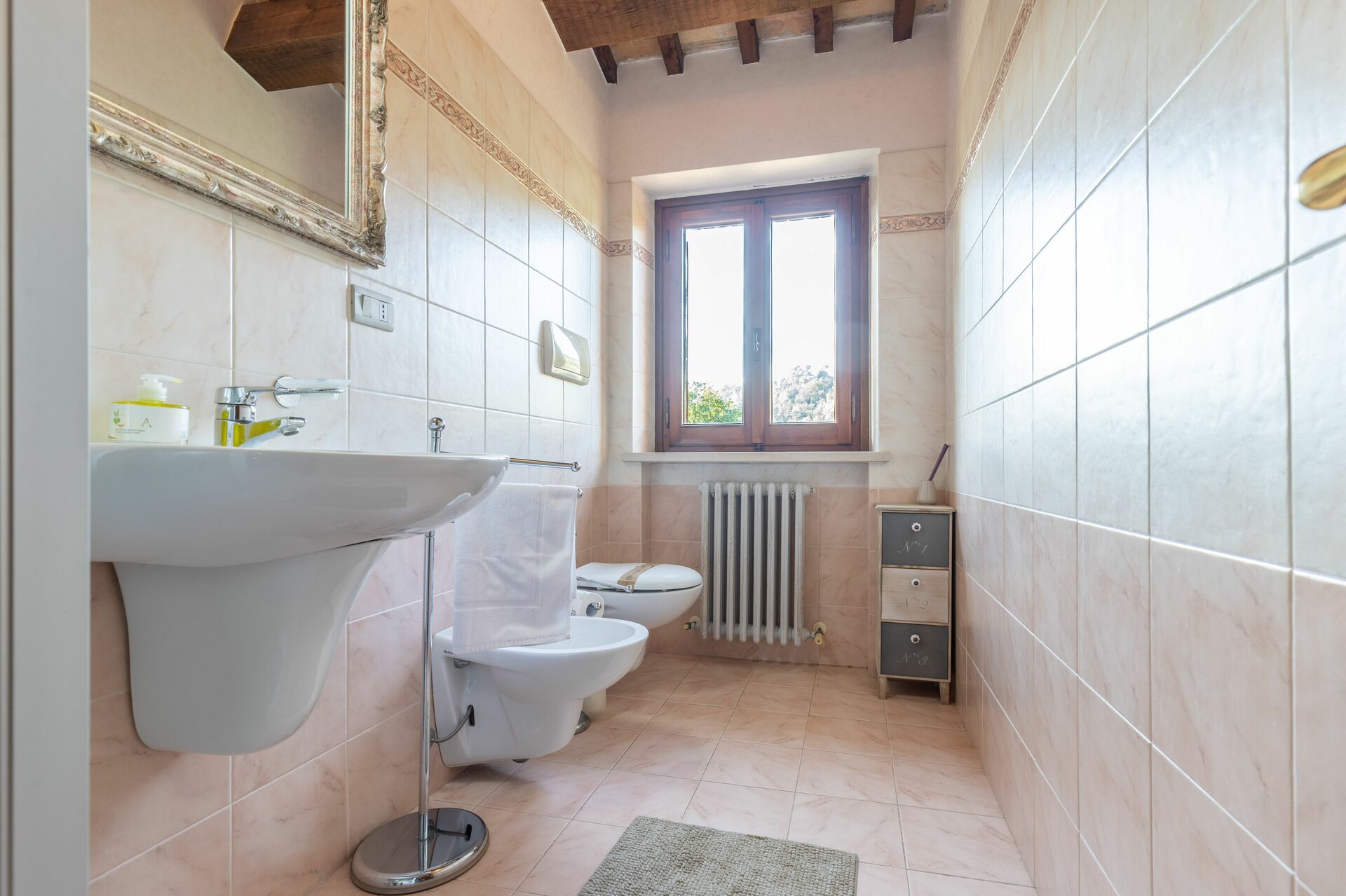 Bagno con doccia e asciugacapelli