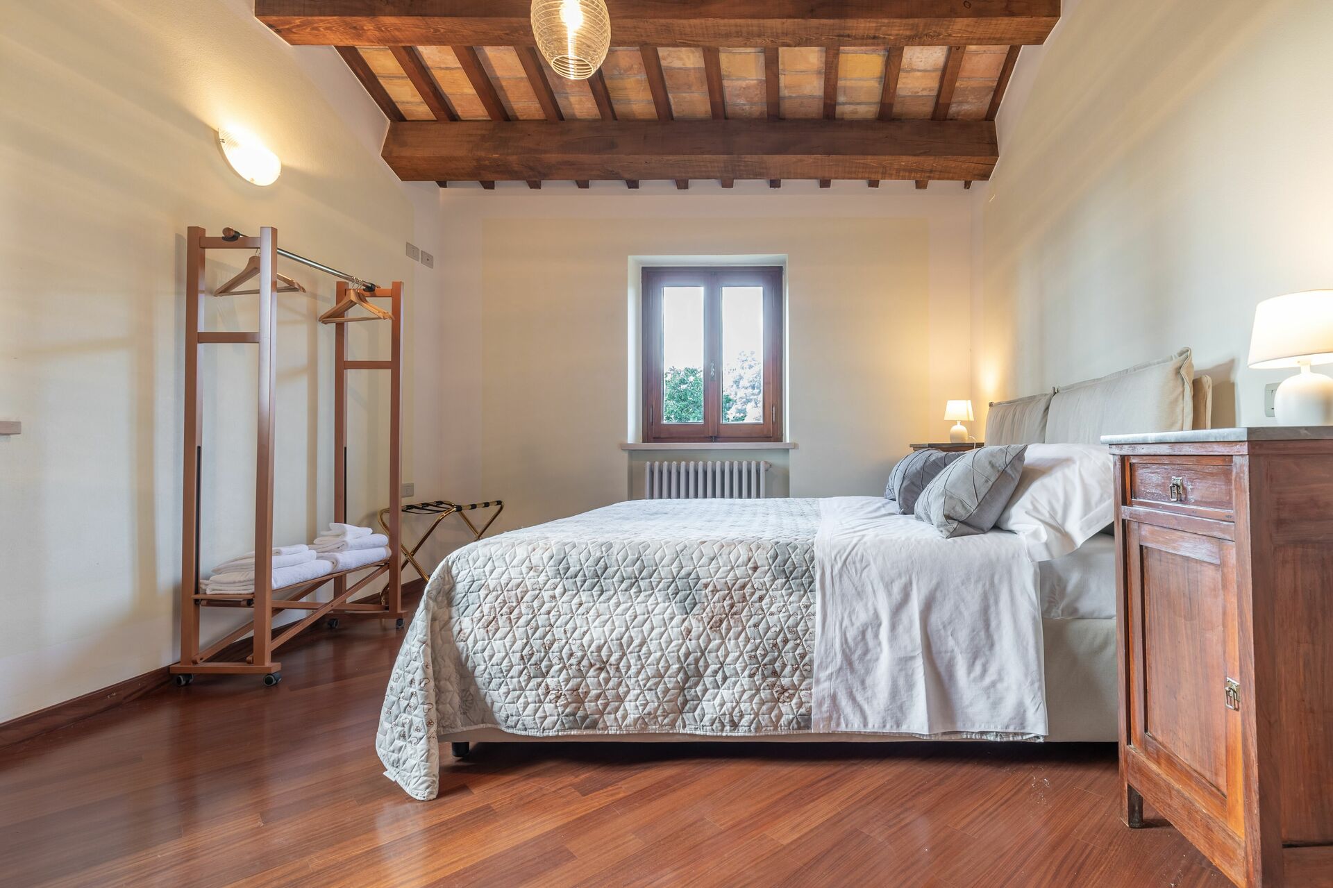 Camera con soppalco e travi in legno