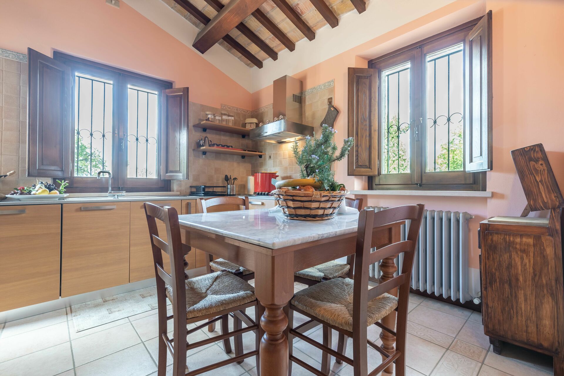 Cucina completa con tavolo da pranzo
