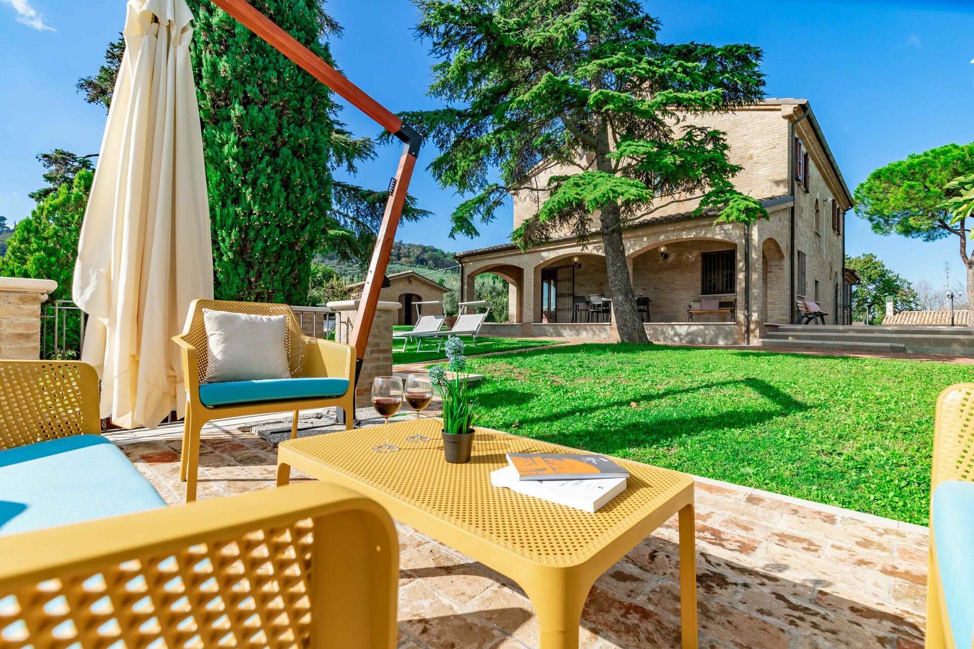 Villa Vagnini, facciata in pietra con patio e area lounge