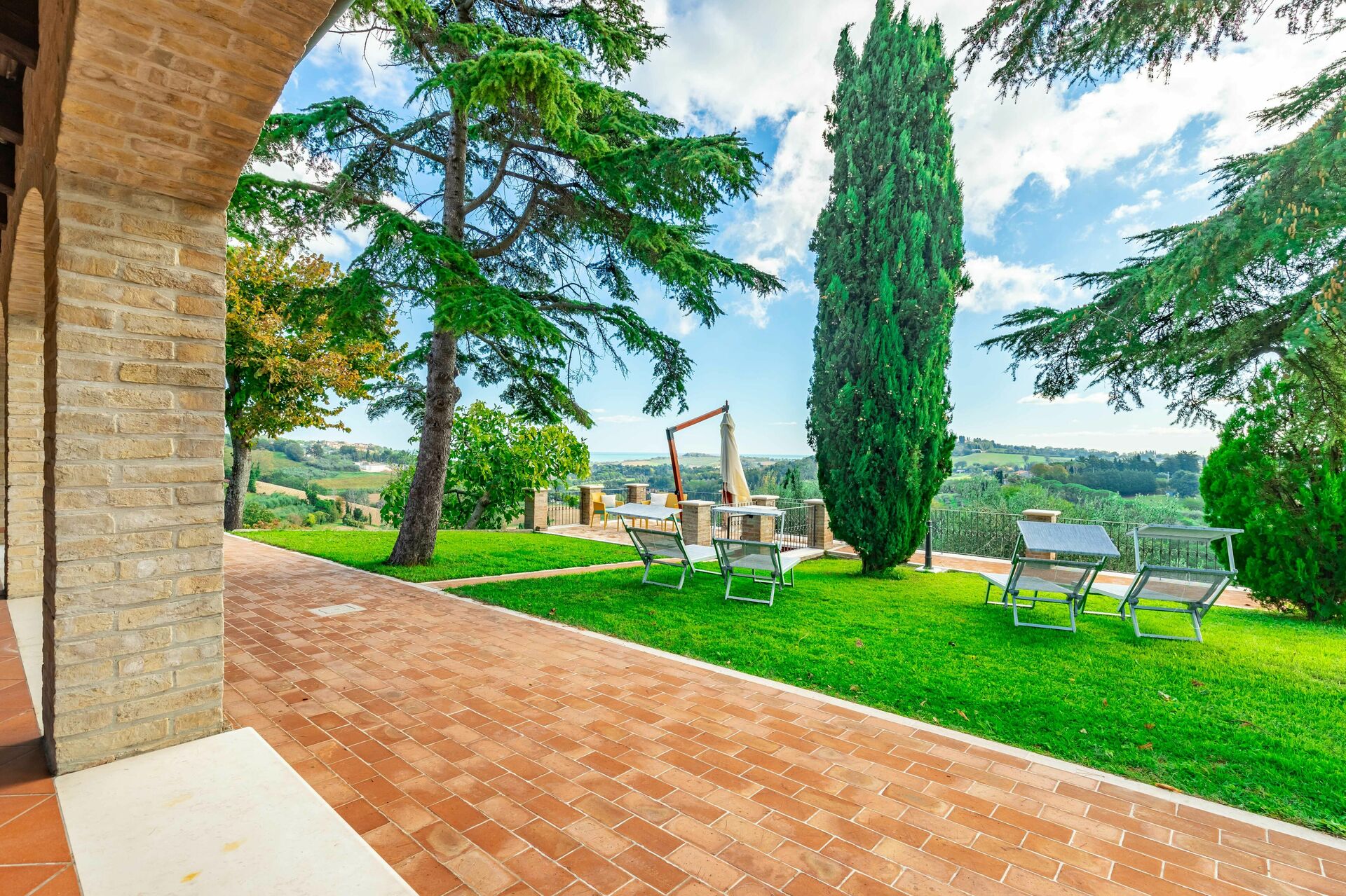 Patio con cipressi e arredi da giardino