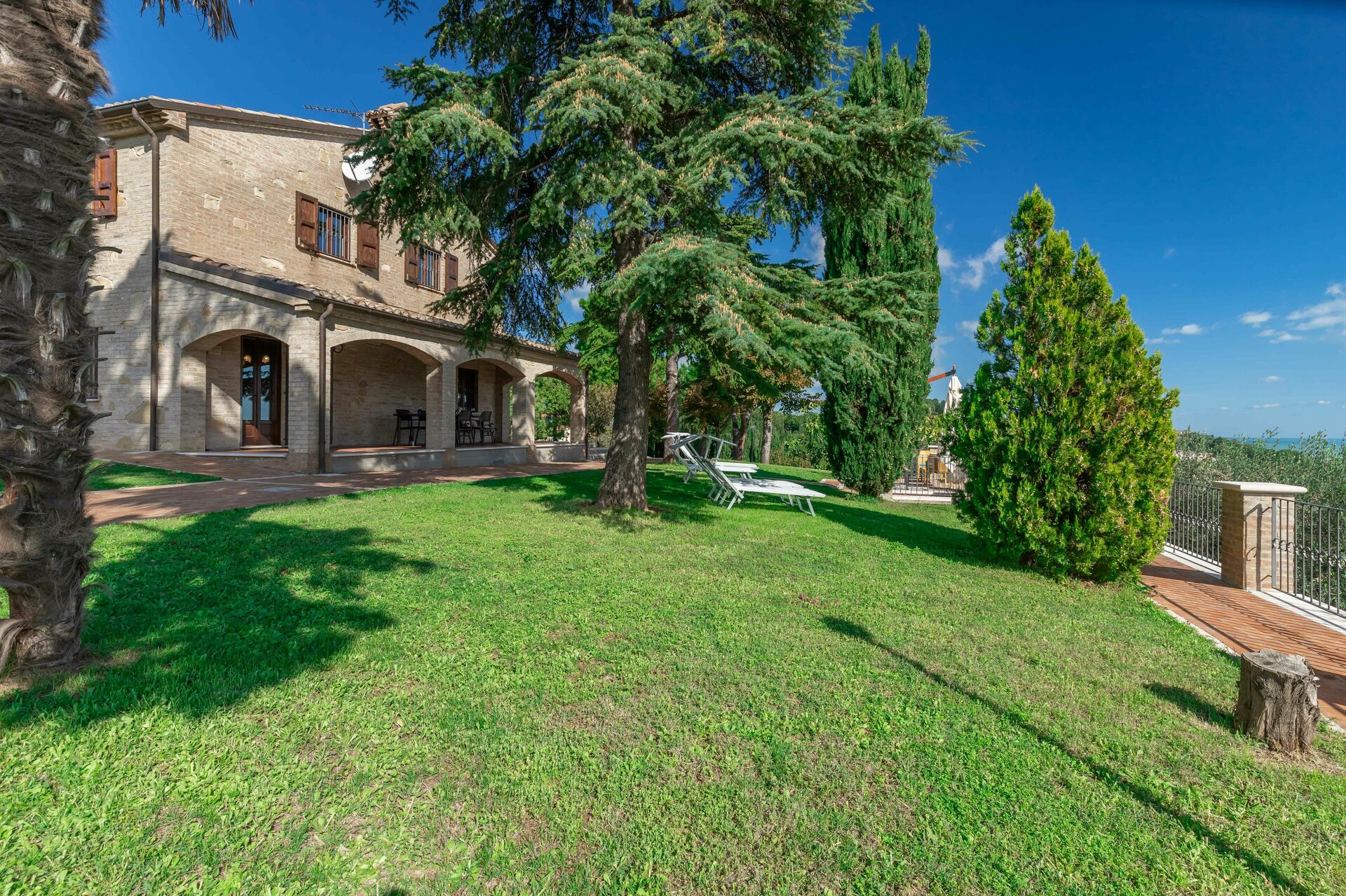 Ampio prato della proprietà con vista sulla facciata
