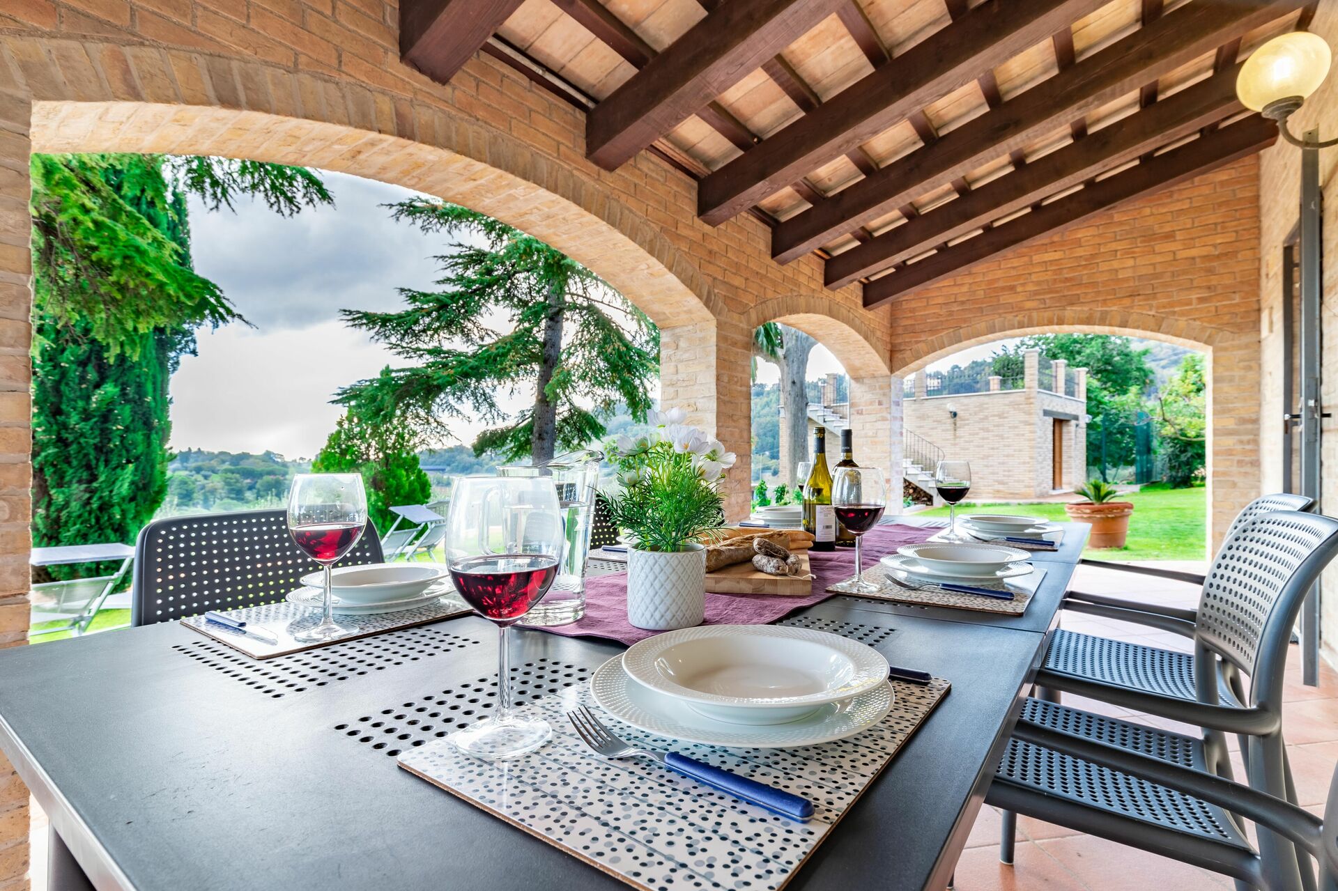 Aperitivo sul patio coperto di Villa Vagnini