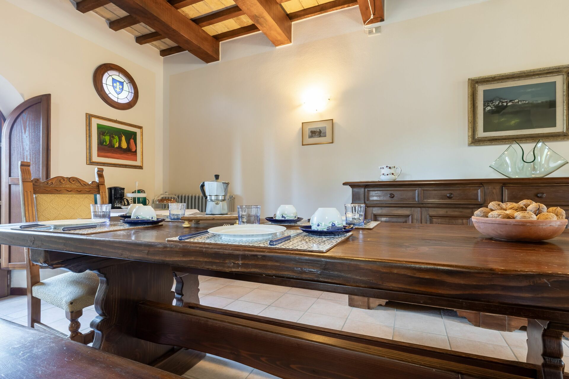 Tavolo in legno apparecchiato per colazione